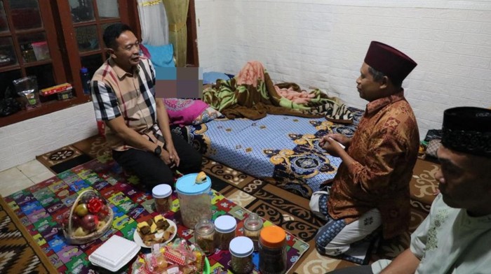 Wali Kota Malang Wahyu Hidayat jenguk santri asal Kota Malang jadi korban musibah Ponpes Al Khoziny Sidoarjo.