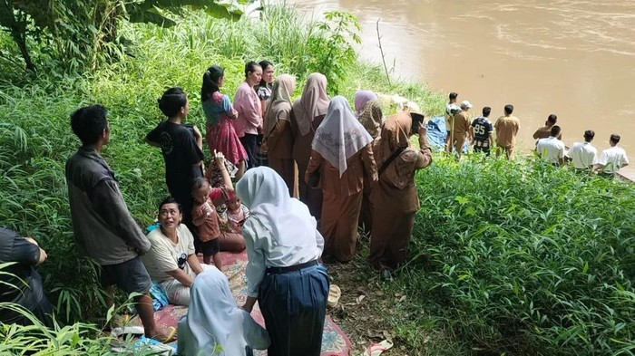 Warga dan murid SMK Pertanian Negeri 2 Tugumulyo membantu pencarian Kelvin yang tenggelam di Sungai Beliti
