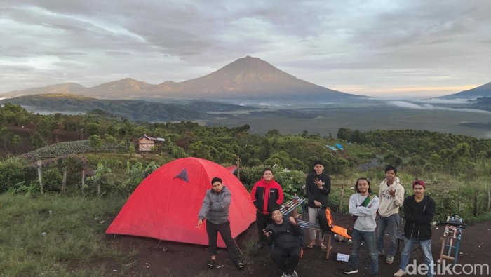 Wisatawan menikmati pemandangan Gunung Kerinci, dari area camping ground Bukit Tirai Embun