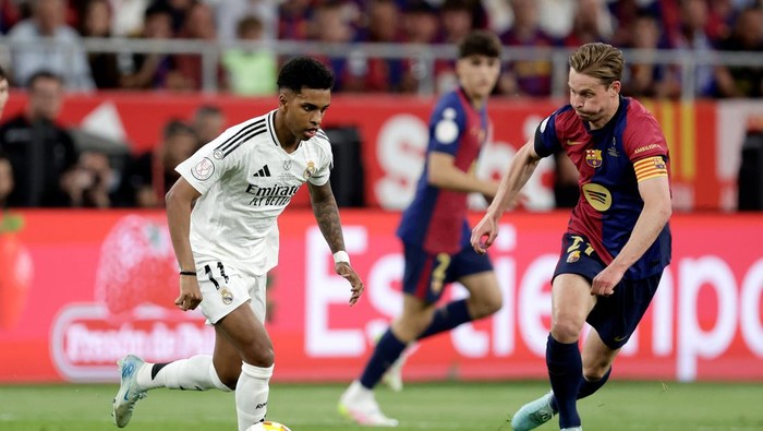 SEVILLA, SPAIN - APRIL 26: (L-R) Rodrygo of Real Madrid, Frenkie de Jong of FC Barcelona  during the Spanish Copa del Rey  match between Real Madrid v FC Barcelona at the Estadio de la Cartuja on April 26, 2025 in Sevilla Spain (Photo by Eric Verhoeven/Soccrates/Getty Images)