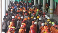 Tim SAR gabungan mengikuti apel penutupan operasi pencarian korban runtuhnya mushala Ponpes Al Khoziny di Sidoarjo, Jawa Timur, Selasa (7/10/2025). Operasi resmi ditutup setelah sembilan hari dengan total 171 korban berhasil dievakuasi. ANTARA FOTO/Umarul Faruq 