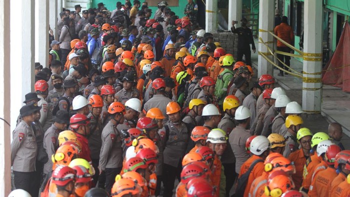 Anggota Basarnas membacakan doa untuk korban bangunan mushala di Pondok Pesantren (Ponpes) Al Khoziny di Kecamatan Buduran, Sidoarjo, Jawa Timur, Selasa (7/10/2025). Kepala Badan SAR Nasional (Kabasarnas), Marsekal Madya TNI Muhammad Syafie, secara resmi menyatakan operasi SAR di lokasi runtuhnya bangunan mushalla ditutup pada Selasa, 7 Oktober 2025 setelah sembilan hari penuh operasi tanpa henti dengan total 171 korban berhasil dievakuasi, terdiri dari 104 korban selamat dan 67 korban meninggal dunia. ANTARA FOTO/Umarul Faruq/nz
