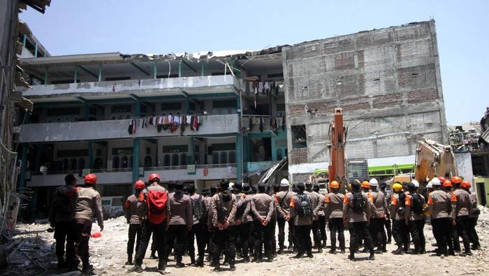 Anggota Basarnas membacakan doa untuk korban bangunan mushala di Pondok Pesantren (Ponpes) Al Khoziny di Kecamatan Buduran, Sidoarjo, Jawa Timur, Selasa (7/10/2025). Kepala Badan SAR Nasional (Kabasarnas), Marsekal Madya TNI Muhammad Syafie, secara resmi menyatakan operasi SAR di lokasi runtuhnya bangunan mushalla ditutup pada Selasa, 7 Oktober 2025 setelah sembilan hari penuh operasi tanpa henti dengan total 171 korban berhasil dievakuasi, terdiri dari 104 korban selamat dan 67 korban meninggal dunia. ANTARA FOTO/Umarul Faruq/nz