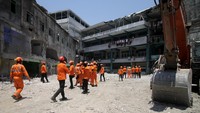 Tim Basarnas meninjau sisa bangunan mushala Ponpes Al Khoziny usai penutupan operasi SAR di Sidoarjo, Jawa Timur, Selasa (7/10/2025). Area reruntuhan kini dijaga ketat untuk keperluan investigasi dan pemulihan lokasi. ANTARA FOTO/Umarul Faruq 
