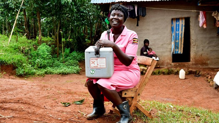 Ugandan nurse Agnes Nambozo, carries a box of medical supplies as she walks to climb a nondescript wooden ladder during her community immunisation outreach programme in Mushelusi village in Bulambuli district, Uganda September 10, 2025. REUTERS/Abubaker Lubowa