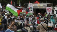 Pengunjuk rasa membentangkan spanduk bertuliskan “Free Palestine” di depan Kedubes AS. Massa menyerukan agar Amerika Serikat menghentikan dukungan militernya terhadap Israel.