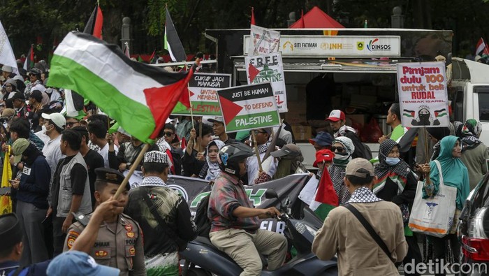 Aksi Solidaritas Bela Palestina di Depan Kedubes AS Jakarta Pengunjuk rasa mengikuti aksi solidaritas bela Palestina di depan Kedutaan Besar Amerika Serikat, Jakarta, Selasa (7/10/2025). Aksi tersebut menuntut agar blokade Gaza dapat dibuka dan menghentikan aksi kekejian genosida oleh tentara Israel.