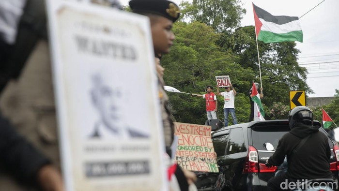 Pengunjuk rasa mengikuti aksi solidaritas bela Palestina di depan Kedutaan Besar Amerika Serikat, Jakarta, Selasa (7/10/2025). Aksi tersebut menuntut agar blokade Gaza dapat dibuka dan menghentikan aksi kekejian genosida oleh tentara Israel.