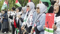 Sejumlah orator berorasi menyerukan penghentian genosida di Gaza. Aksi damai itu juga mengajak dunia internasional bertindak tegas atas pelanggaran kemanusiaan.