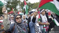 Lautan manusia memenuhi jalan di depan Kedubes AS Jakarta. Mereka bersatu menyuarakan keadilan dan kemerdekaan bagi Palestina.