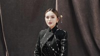 Aktris yang populer melalui series Mermaid in Love tersebut memang dikabarkan sudah lama dekat dengan Kenny Austin. Bahkan ada kabar yang menyebut keduanya akan menikah pada 10 Oktober mendatang. Foto: Instagram/amandamnopo
