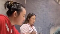 Saat makan bersama keluarga, Amanda Manopo selalu bertindak cekatan. Seperti memasak daging-daging yang masih mentah sehingga ayahnya tak perlu repot lagi. Foto: Instagram/amandamnopo