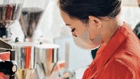 Tak hanya piawai berakting, Amanda Manopo juga berani ditantang membuat kopi. Tangannya lihai mengoperasikan mesin-mesin kopi untuk membuat minuman yang enak. Foto: Instagram/amandamnopo
