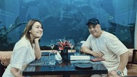 Sesekali Amanda Manopo juga mengajak ayahnya menyambangi restoran yang unik. Seperti restoran yang berada di bawah air. Foto: Instagram/amandamnopo