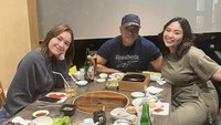 Quality time di restoran juga menjadi cara keluarga Amanda Manopo tetap kompak. Menikmat barbeque dengan berbagai pelengkap enak, juga dimanfaatkan sebagai waktu berbincang. Foto: Instagram/amandamnopo