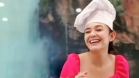 Pada suatu kesempatan, Amanda Manopo pernah ditantang membuat kue. Ternyata baking atau buat kue juga salah satu hobi yang kerap dilakukannya di rumah. Foto: Instagram/amandamnopo