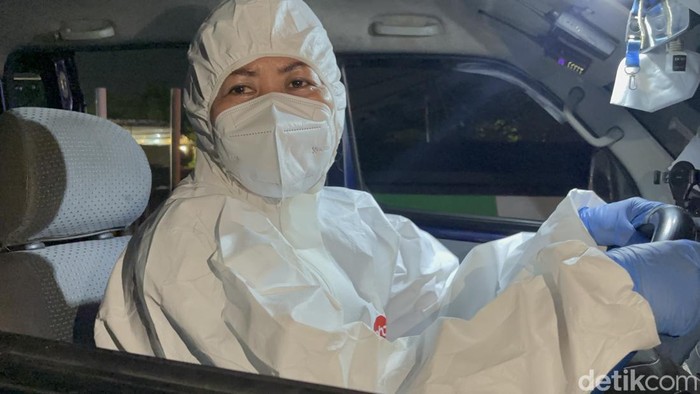 Amellia di balik kemudi ambulans selama proses evakuasi korban Ponpes Al Khoziny