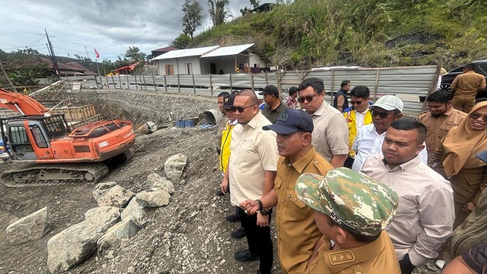 Wakil Ketua Komisi VI DPR RI, Andre Rosiade, meninjau pembangunan Jalan Air Dingin, Kecamatan Lembah Gumanti, Kabupaten Solok.