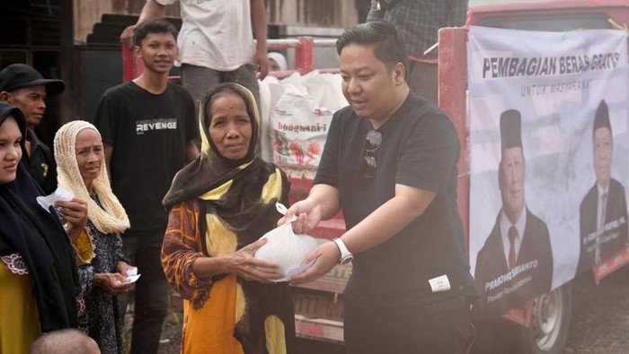 Anggota DPR RI dari Fraksi Partai Gerindra Daerah Pemilihan Kalimantan Selatan I Muhammad Rofiqi menyalurkan bantuan beras.