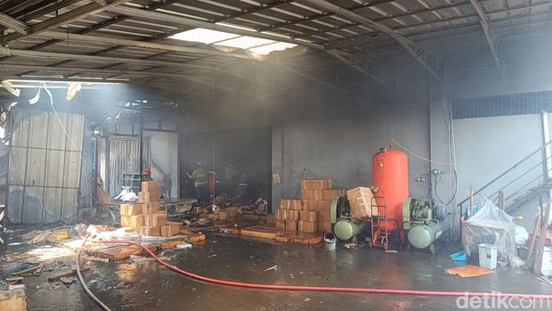 Api di pabrik bingkai Cibinong, Bogor sudah padam.