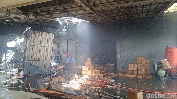 Api di pabrik bingkai Cibinong, Bogor sudah padam.
