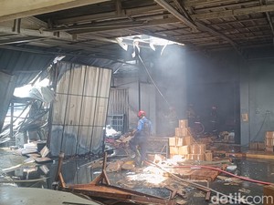 Dugaan Awal Penyebab Kebakaran di Pabrik Bingkai Cibinong