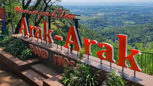 Arak-arak Bondowoso menawarkan keindahan pemandangan dari ketinggian.