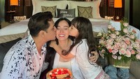 Rayakan ulang tahun di Bali, Asmirandah dapat kejutan kue dan bunga cantik dari Jonas Rivanno dan sang putri. Foto: Instagram @asmirandah89