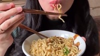 Tak hanya jago buat gemblong, aktris kelahiran tahun 1989 ini juga menunjukkan mie ayam buatannya yang bikin lapar. Foto: Instagram @asmirandah89