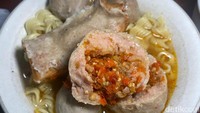 Bakso mercon di sini dinikmati bersama Indomie varian soto mie. Isian merconnya berupa cabe rawit yang digerus kasar. Benar-benar memberikan sensasi pedas yang meledak di dalam mulut. Foto: Yenny Mustika Sari/detikcom