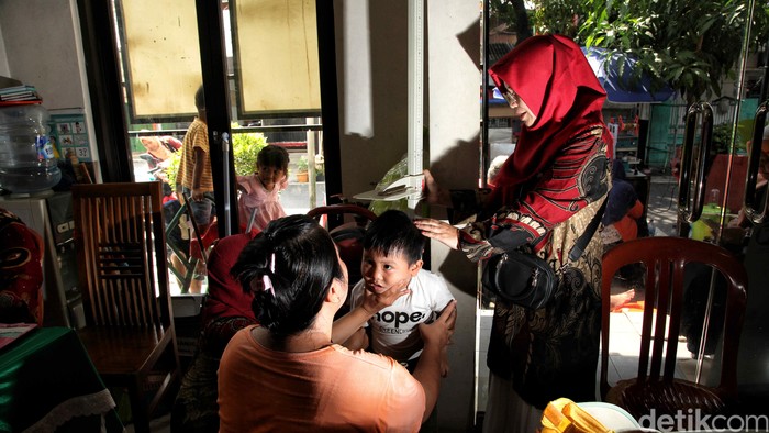 Pengurus Dasawisma Sunter Agung gelar Posyandu, tempat ibu dan balita berkumpul demi tumbuh kembang sehat lewat gotong royong dan kepedulian sosial.