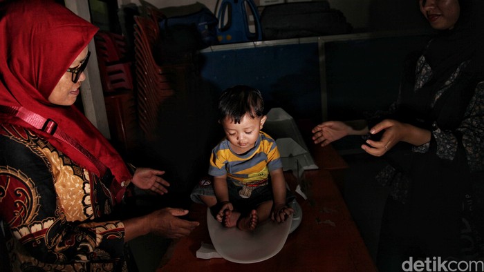 Pengurus Dasawisma Sunter Agung gelar Posyandu, tempat ibu dan balita berkumpul demi tumbuh kembang sehat lewat gotong royong dan kepedulian sosial.