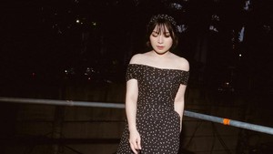 Bernadya tampil manis di panggung Synchronize Fest 2025 dengan gaun hitam polkadot yang vibes-nya retro banget. Foto: Instagram Bernadya/Hafiyyan Faza @high_iso