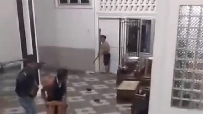 Pelaku pembobol rumah di Ogan Ilir saat kepergok hingga nyaris diamuk massa