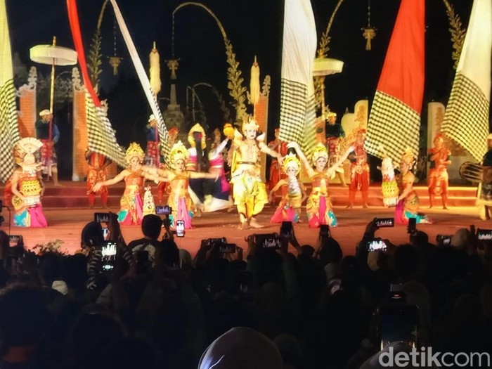 Penampilan Sendratari Purusadha Santa dari Gianyar dalam Borobudur Moon, Selasa (7/10/2025).