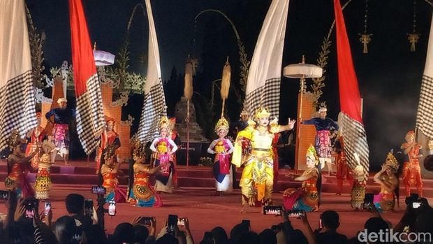 Penampilan Sendratari Purusadha Santa dari Gianyar dalam Borobudur Moon, Selasa (7/10/2025).