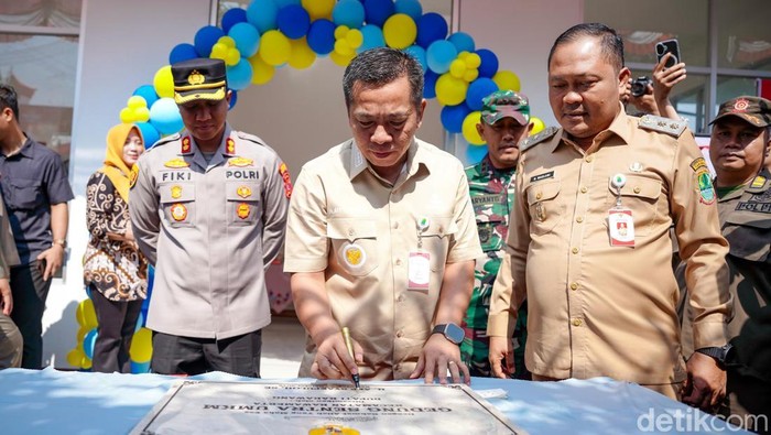 Bupati Karawang Aep Syaepuloh saat meresmikan Sentra UMKM Kecamatan Rawamerta