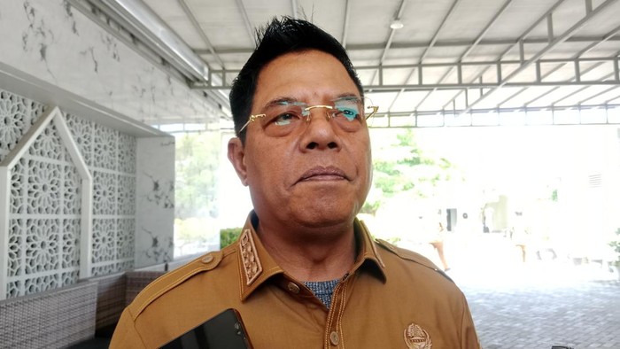 Bupati Lombok Timur, Haerul Warisin, ketika diwawancara mengenai pembatalan rencana pembangunan sekolah garuda di Kebun Raya Lemor, Selasa (7/10/2025). (Sanusi Ardi W/detikBali)