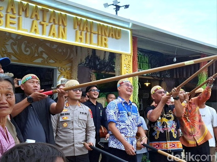 Bupati Malinau Wempi W Mawa beradu sumpit dengan forkompinda Malinau di acara Irau 2025.
