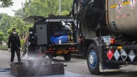 Radiation Portal Monitor (RPM) dipasang di area pintu gerbang untuk mendeteksi paparan radiasi pada kendaraan maupun barang yang akan meninggalkan kawasan tersebut agar cemaran radiasi tidak semakin meluas. Foto: ANTARA FOTO/Angga Budhiyanto  