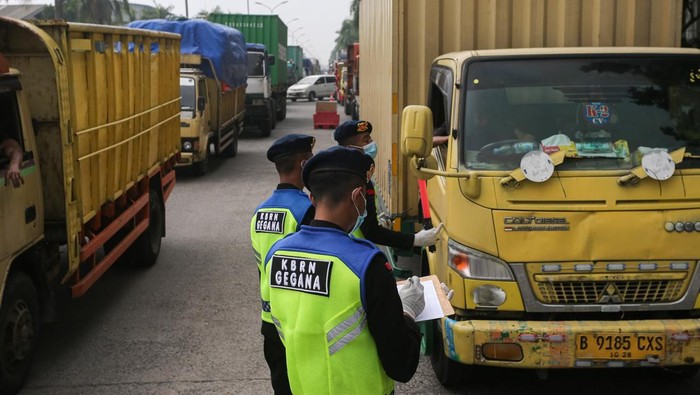Personel Gegana Brimob Polri melakukan dekontaminasi terhadap kendaraan yang terkontaminasi cemaran Cesium-137 di Kawasan Industri Modern Cikande, Kabupaten Serang, Banten, Selasa (7/10/2025). Kementerian Lingkungan Hidup mengintensifkan pengawasan di Kawasan Industri Modern Cikande dengan proses pemetaan wilayah-wilayah terkait dengan paparan laju radiasi cemaran Cesium-137 (Cs-137) atau kontaminasi yang ada dengan lebih detial serta mengendalikan pergerakan kendaraan menggunakan Radiation Portal Monitor (RPM) yang dipasang di area pintu gerbang untuk mendeteksi paparan radiasi pada kendaraan maupun barang yang akan meninggalkan kawasan tersebut agar cemaran radiasi tidak semakin meluas. ANTARA FOTO/Angga Budhiyanto/tom.