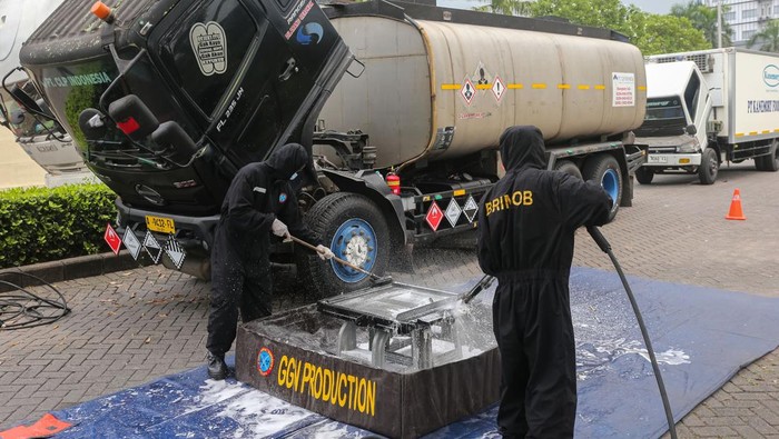 Personel Gegana Brimob Polri melakukan dekontaminasi terhadap kendaraan yang terkontaminasi cemaran Cesium-137 di Kawasan Industri Modern Cikande, Kabupaten Serang, Banten, Selasa (7/10/2025). Kementerian Lingkungan Hidup mengintensifkan pengawasan di Kawasan Industri Modern Cikande dengan proses pemetaan wilayah-wilayah terkait dengan paparan laju radiasi cemaran Cesium-137 (Cs-137) atau kontaminasi yang ada dengan lebih detial serta mengendalikan pergerakan kendaraan menggunakan Radiation Portal Monitor (RPM) yang dipasang di area pintu gerbang untuk mendeteksi paparan radiasi pada kendaraan maupun barang yang akan meninggalkan kawasan tersebut agar cemaran radiasi tidak semakin meluas. ANTARA FOTO/Angga Budhiyanto/tom.