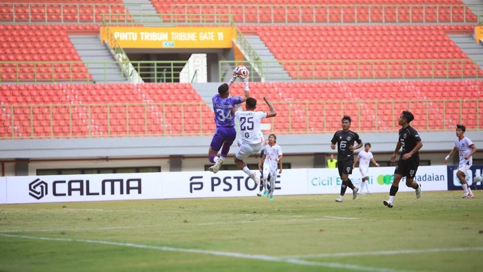 Pemain Sumsel United gagal cetak gol melawan FC Bekasi City.