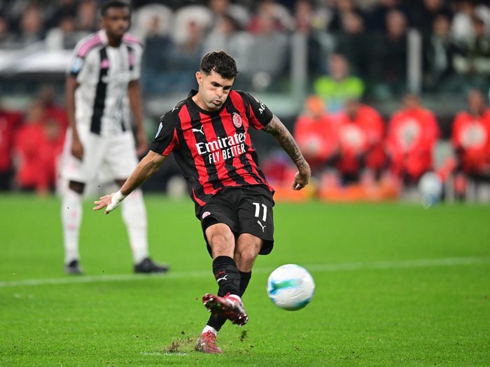 Soccer Football - Serie A - Juventus v AC Milan - Allianz Stadium, Turin, Italy - October 5, 2025 AC Milan's Christian Pulisic misses a penalty REUTERS/Daniele Mascolo