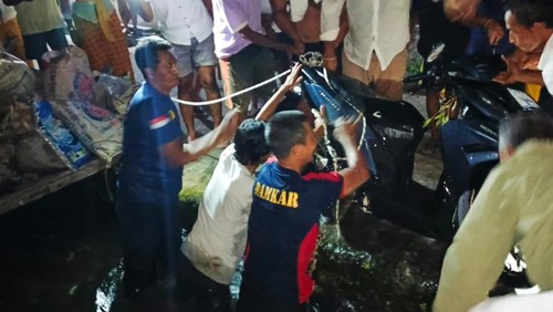 Petugas Damkar saat mengevakuasi sepeda motor warga yang hanyut-masuk gorong-gorong di Selat, Karangasem, Senin (6/10/2025). (dok. Damkartan Karangasem)