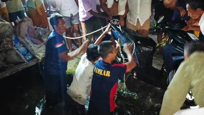 Petugas Damkar saat mengevakuasi sepeda motor warga yang hanyut-masuk gorong-gorong di Selat, Karangasem, Senin (6/10/2025). (dok. Damkartan Karangasem)