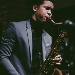 Saksofonis Dennis Junio Meninggal Dunia pada Usia 32 Tahun
