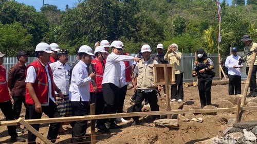 Direktur Jenderal (Dirjen) Perikanan Tangkap Kementerian Kelautan dan Perikanan (KKP), Komjen Pol Lotharia Latif,saat melihat progres pembangunan Kampung Nelayan Merah Putih di Desa Seraya Timur, Karangasem, Selasa (7/10/2025). (I Wayan Selamat Juniasa)