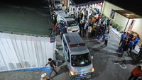 Sejumlah mobil ambulans membawa jenazah korban runtuhnya bangunan mushala Ponpes Al Khoziny di RS Bhayangkara Surabaya, Senin (6/10/2025). Hingga pukul 20.00 WIB, tim DVI Polda Jatim telah mengidentifikasi 17 korban dari 59 kantong jenazah. ANTARA FOTO/Rizal Hanafi 