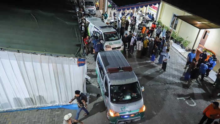 Doa dan Tahlil Iringi Pemulangan Korban Runtuhnya Ponpes Al Khoziny Rekan dan keluarga menggelar tahlil dan doa bersama untuk korban runtuhnya bangunan mushala Pondok Pesantren (Ponpes) Al Khoziny di Rumah Sakit Bhayangkara H.S. Samsoeri Mertojoso, Surabaya, Jawa Timur, Senin (6/10/2025). Menurut data Disaster Victim Investigation (DVI) Polda Jatim hingga Senin (6/10) pukul 20.00 WIB, telah berhasil mengidentifikasi 17 korban dari 59 kantong jenazah dan semua korban yang teridentifikasi telah diserahkan ke keluarganya. ANTARA FOTO/Rizal Hanafi/foc.
